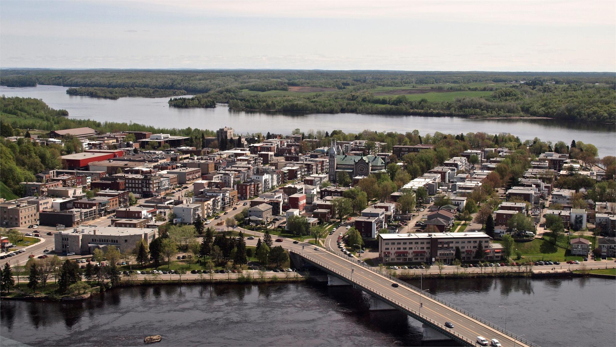 Vue aérienne de Shawinigan et de la rivière Saint-Maurice